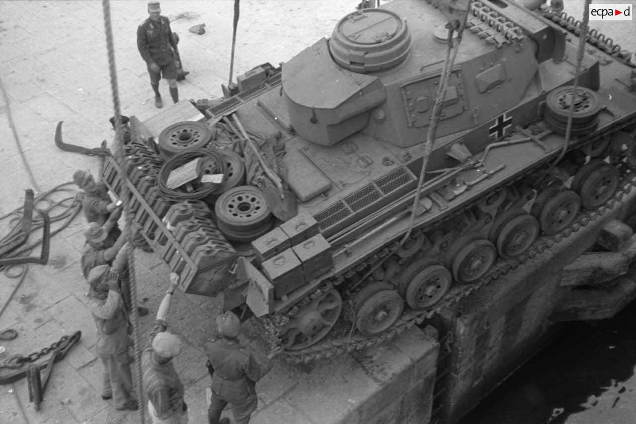 Pz.Kpfw. III Ausf.J (Fgst.Nr.68118) DAK Pz.Abt.190 {176}{a} unloading of a Pz.Kpfw.III Ausf.J tank in the port of Tripoli 1942.11.12.jpg